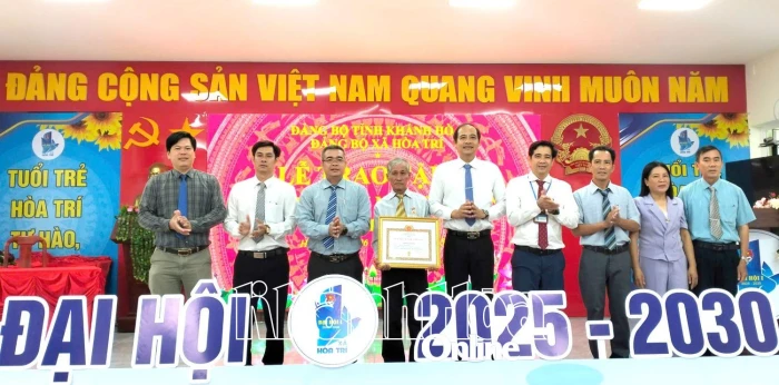 Đảng ủy xã Hòa Trí trao Huy hiệu Đảng cho 2 đảng viên