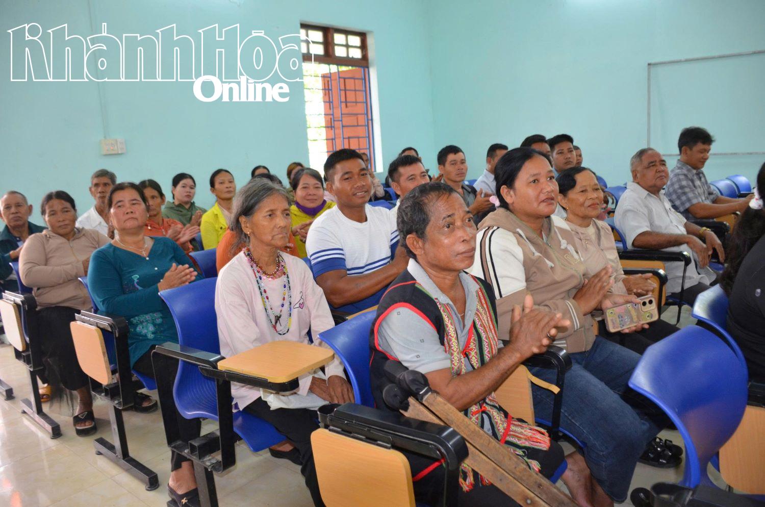 Đông đảo người dân 2 thôn tham dự Ngày hội.