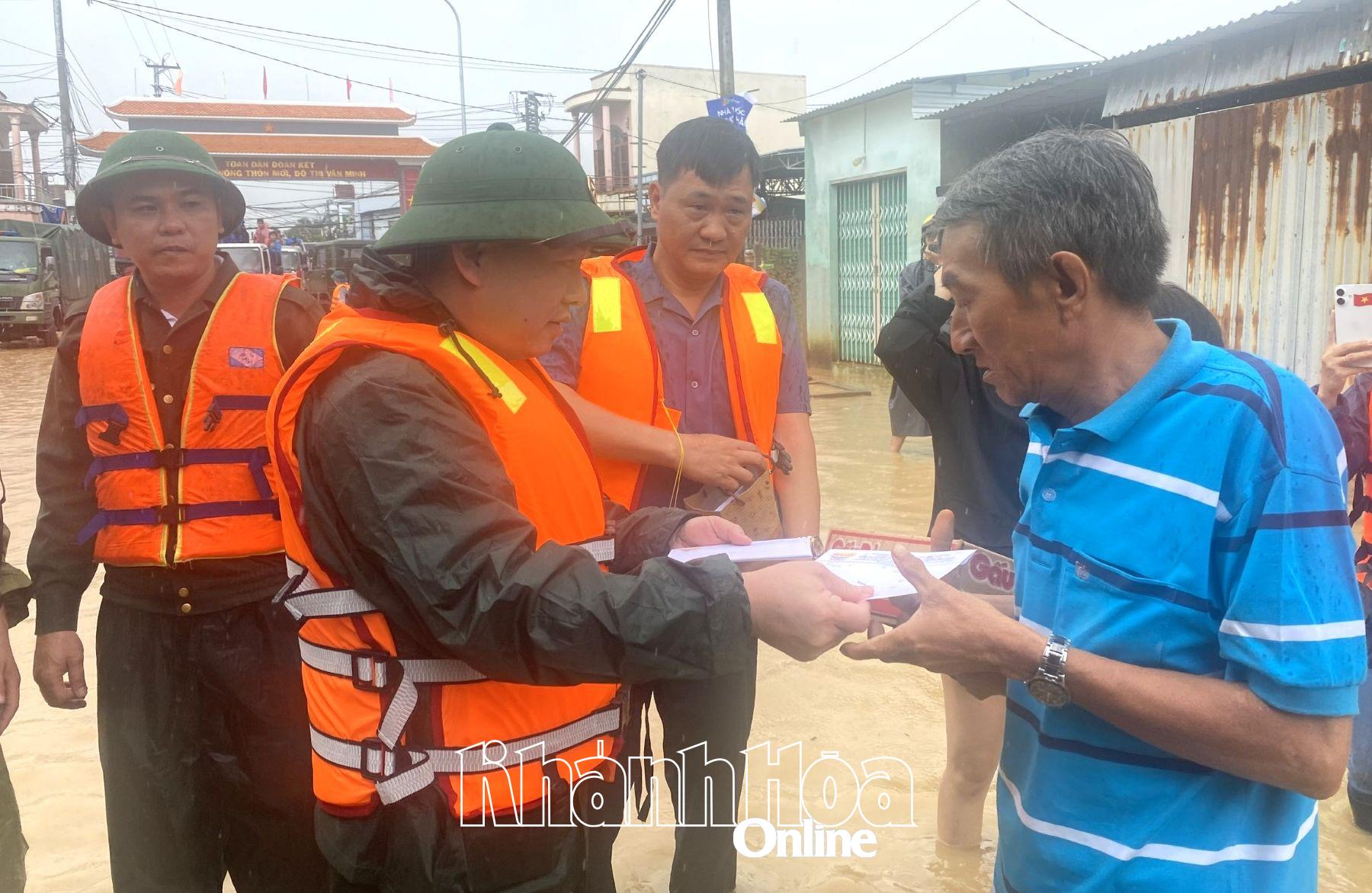 Đồng chí Hồ Xuân Trường trao hỗ trợ của Công ty Cổ phần Phát triển Nhà và Đô thị HUD Nha Trang cho người dân.