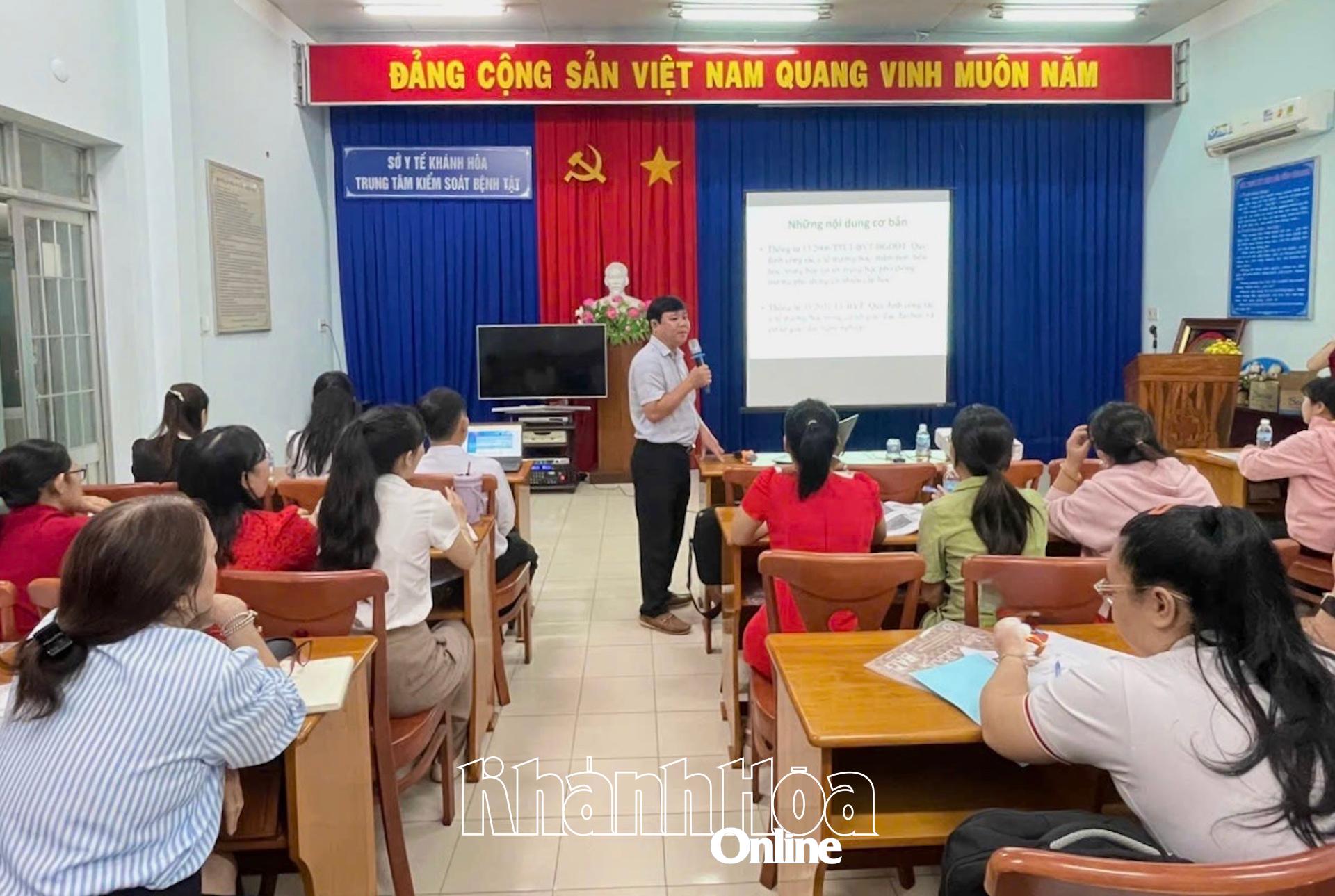 Các học viên đang được cập nhật một số thông tư, nghị định liên quan tới y tế trường học