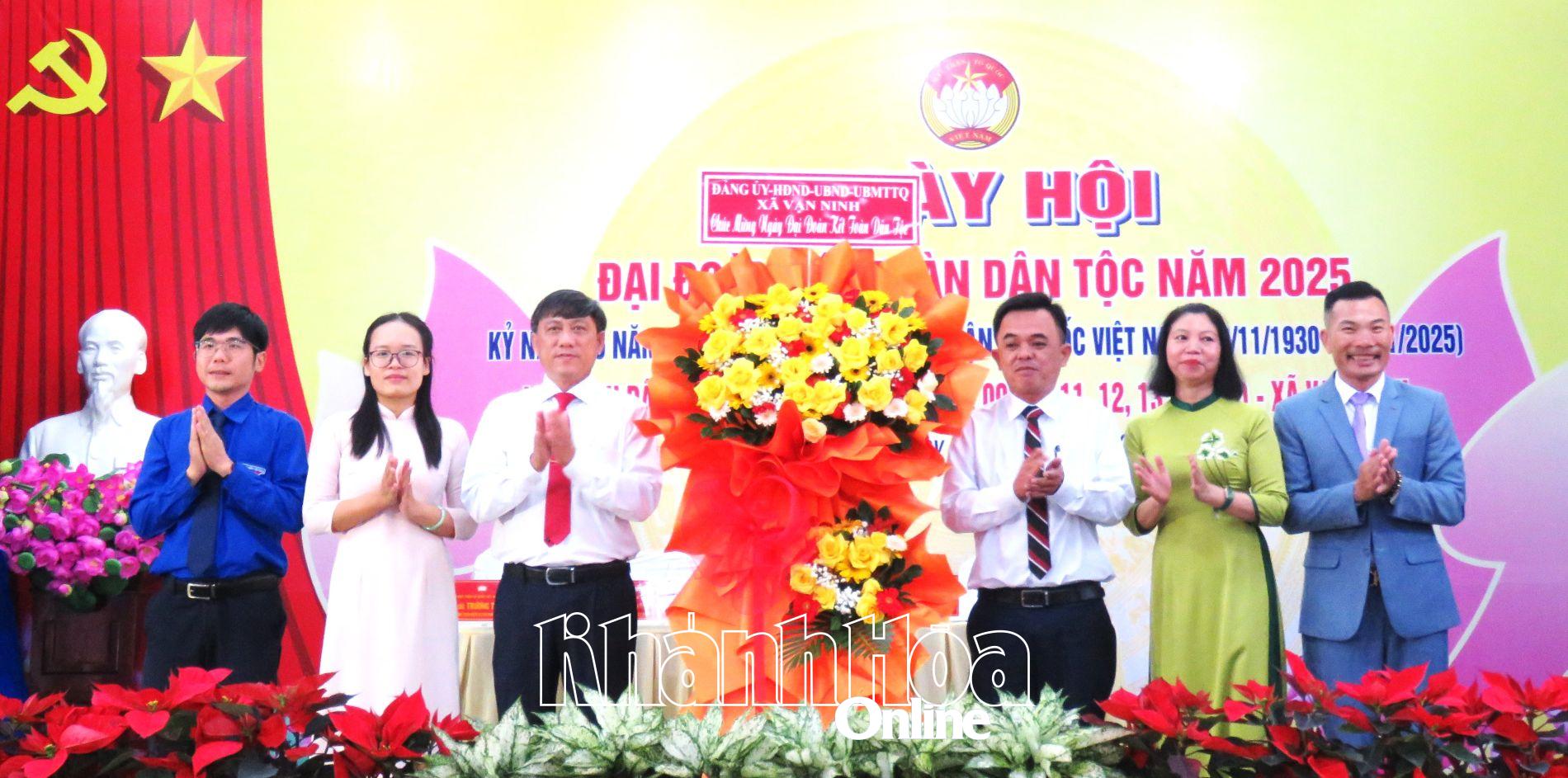 Lãnh đạo xã Vạn Ninh tặng hoa chúc mừng tại ngày hội.