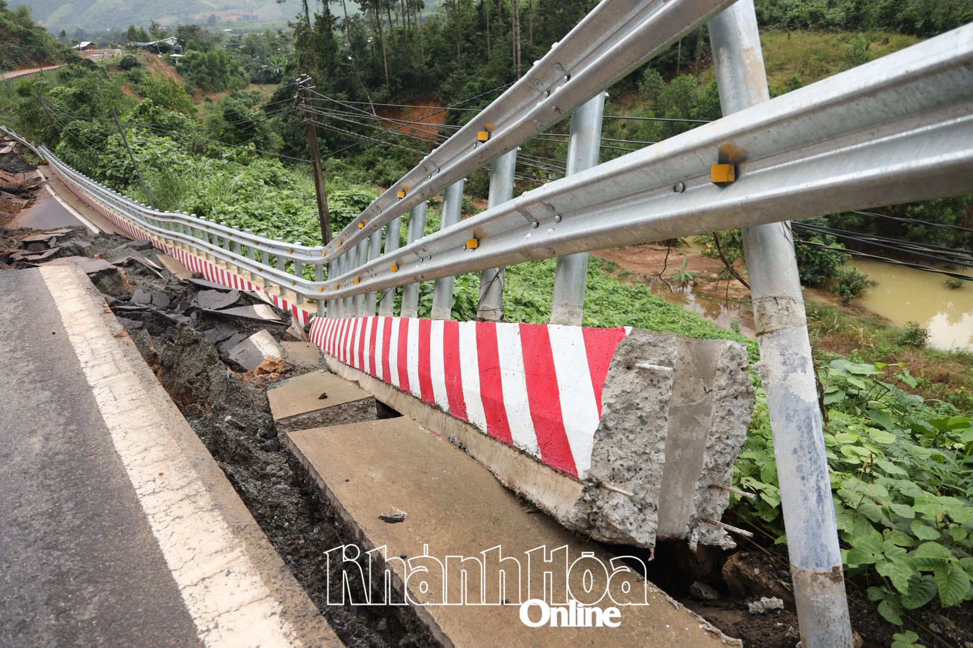 Lan can bảo vệ trên đèo Khánh Lê bị gãy.
