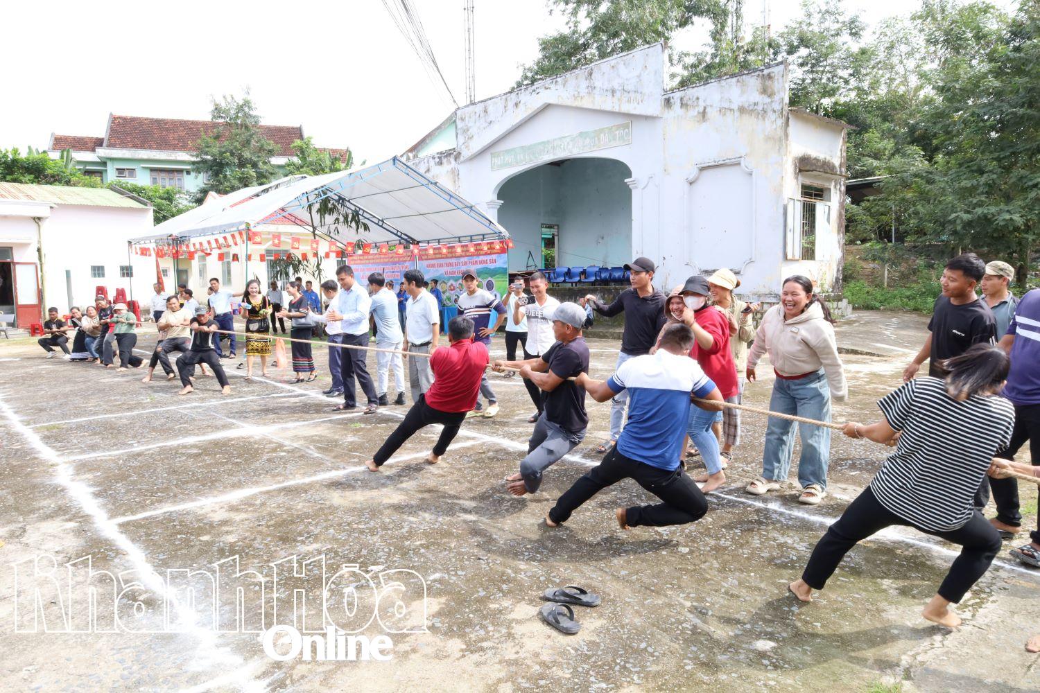 Đông đảo người dân tham gia các trò chơi dân gian truyền thống.