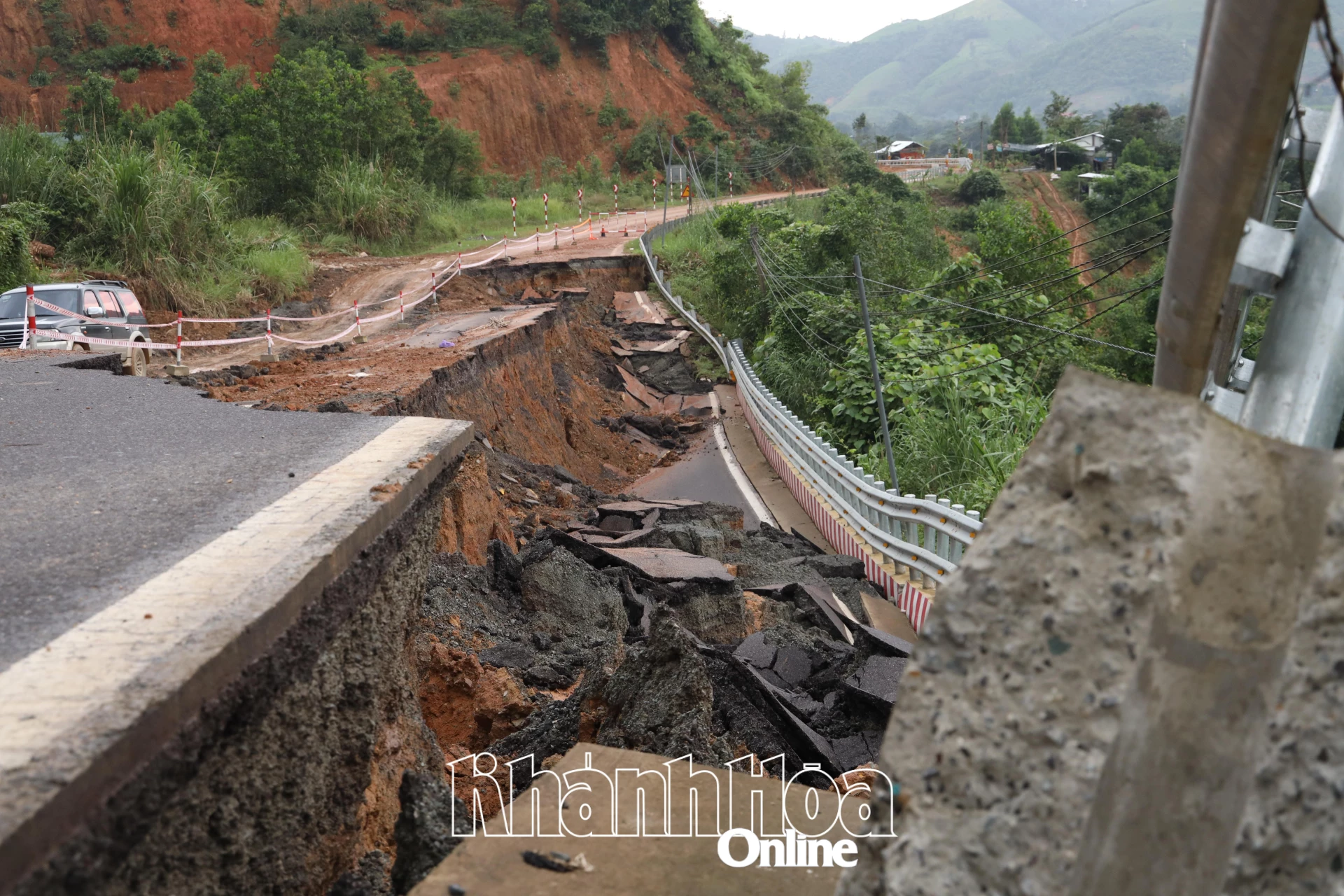 Tại Km36+700, mặt đường và taluy âm sụt lún dài 100m, rộng 10m, sâu khoảng 5m.
