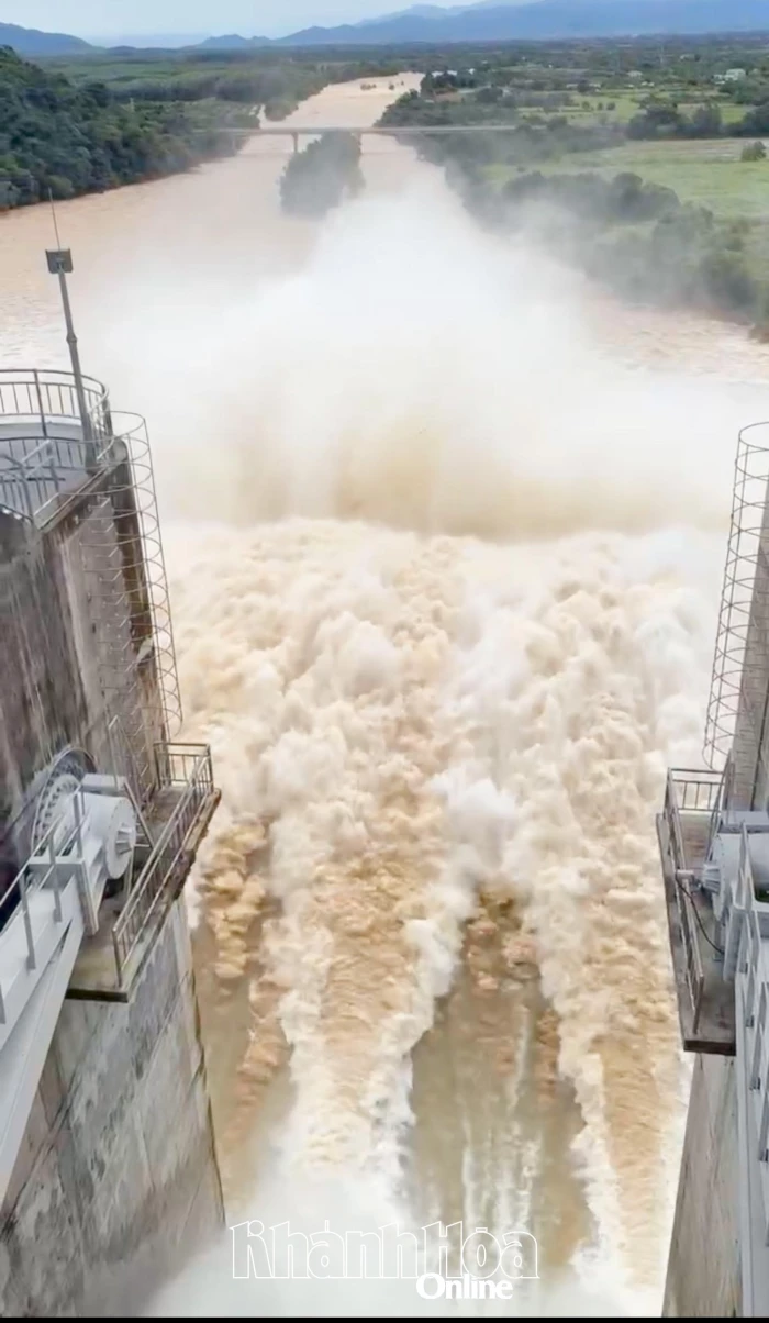 Hồ Sông Cái tiếp tục tăng mức xả lên hơn 2.000 m³/s
