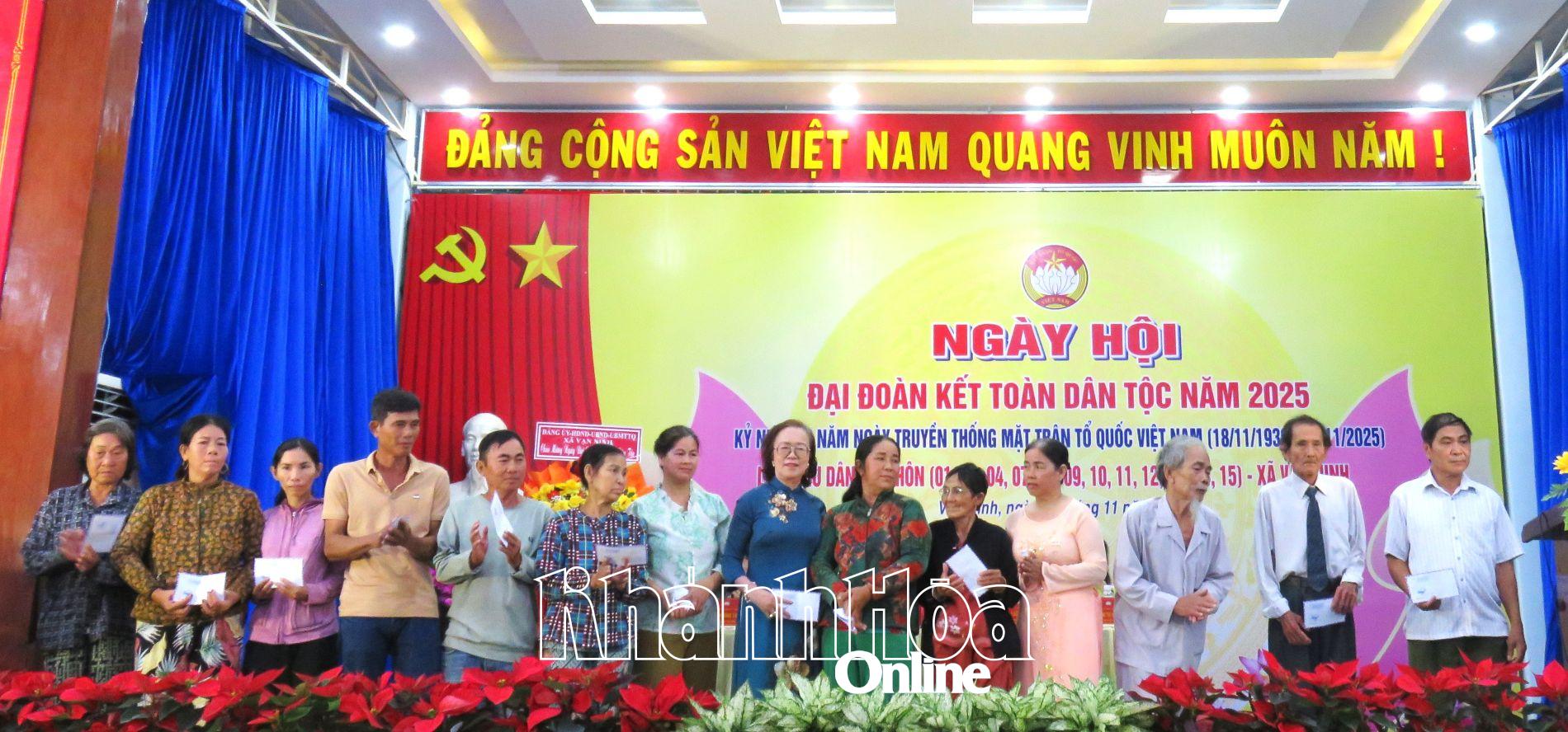 Trao hỗ trợ cho những gia đình có hoàn cảnh khó khăn.