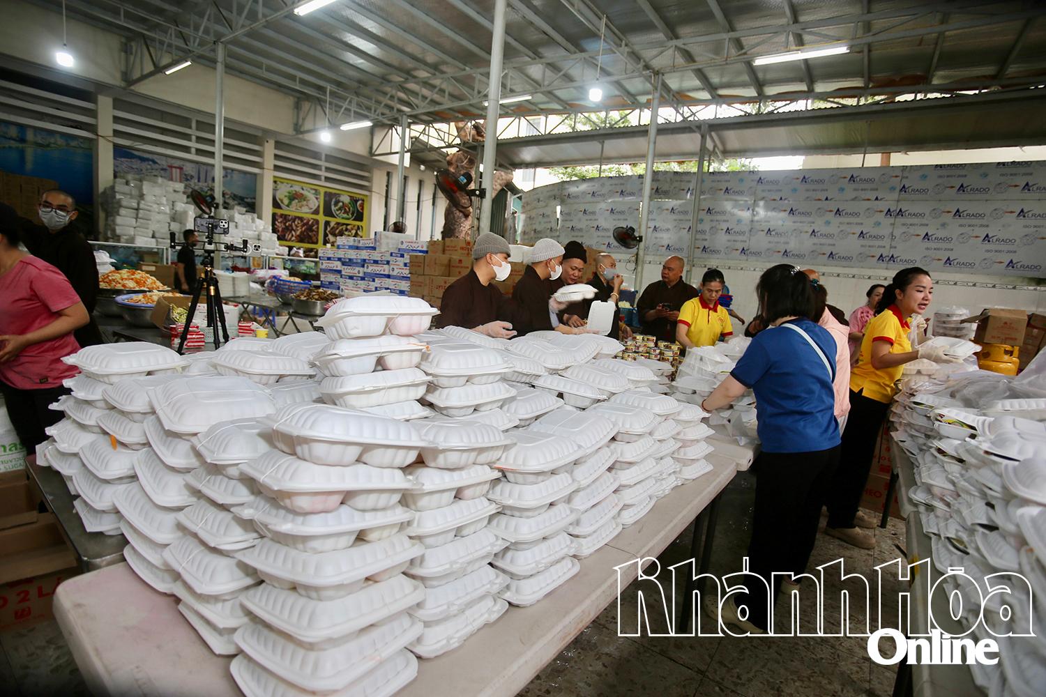 Thousands of boxed warm meals are delivered to people in the flood-affected areas

