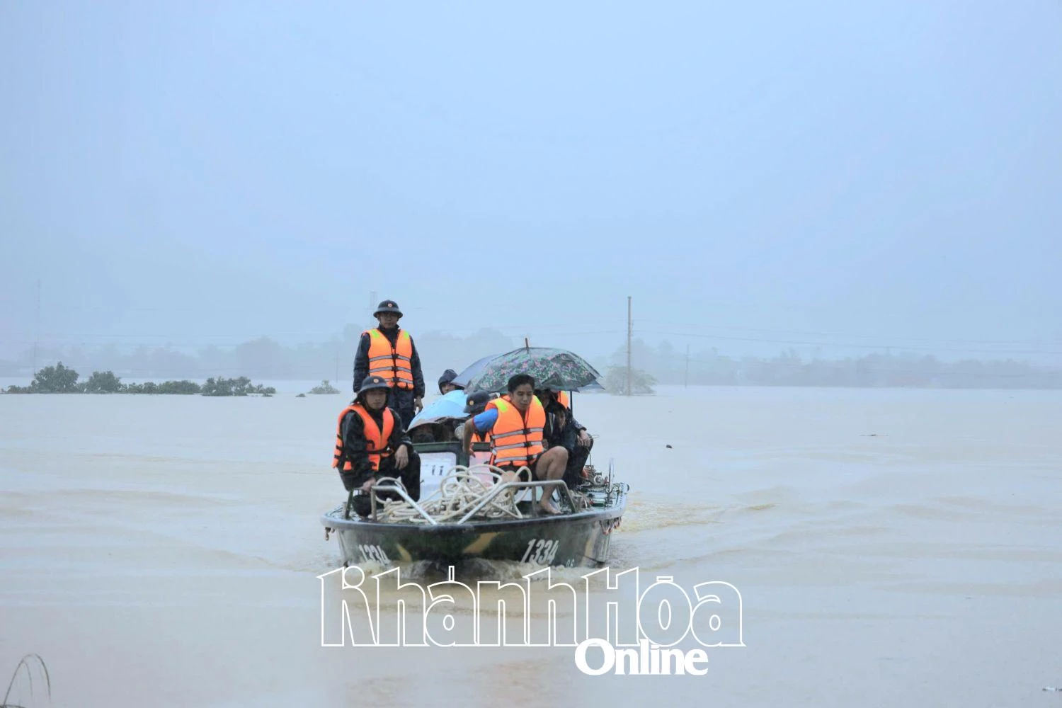 Lực lượng chức năng di dời người dân vùng lũ về nơi an toàn.