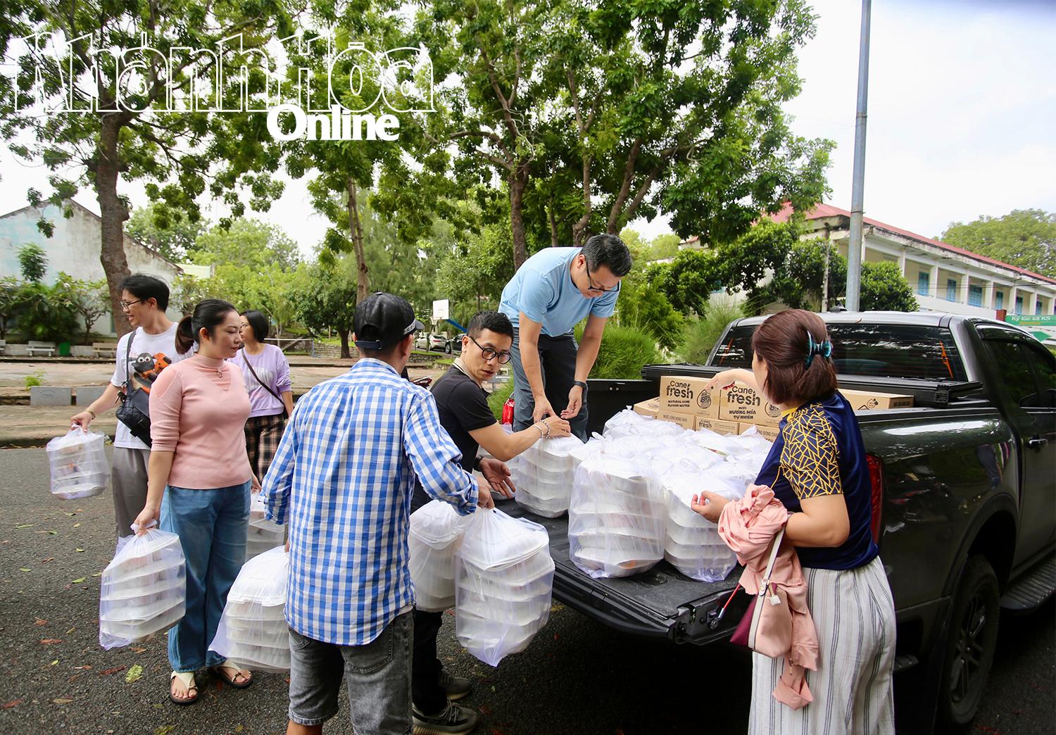 A unit taking the meals to deliver to the people in the flood-stricken areas

