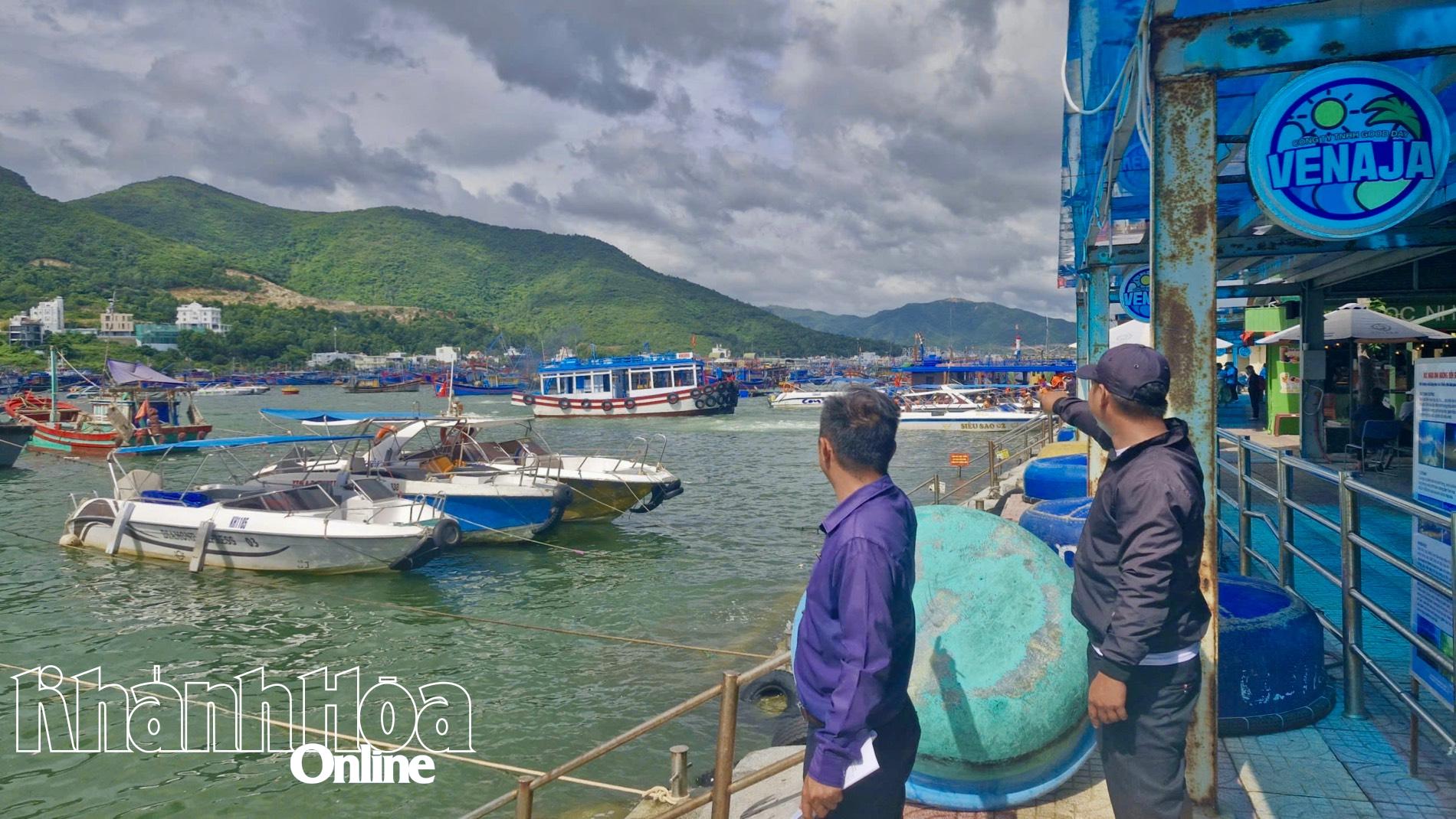 Các phương tiện hoạt động ở vịnh Nha Trang.