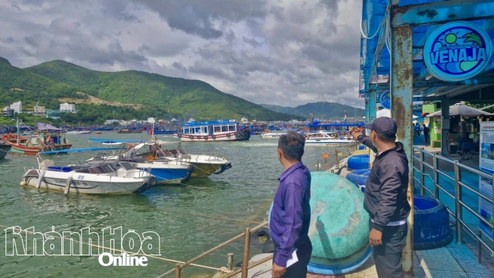 Triển khai các biện pháp ứng phó cơn bão số 13 để đảm bảo an toàn cho người và phương tiện ở vịnh Nha Trang 