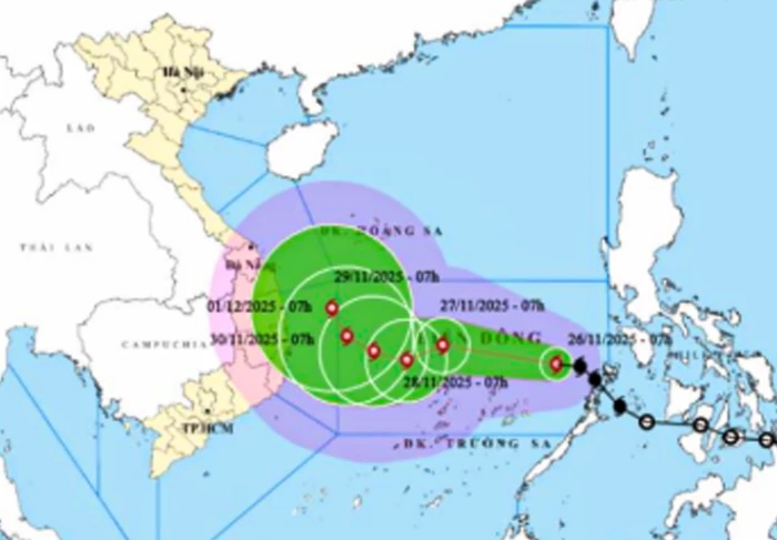 Bão số 15 giật cấp 14 trên Biển Đông