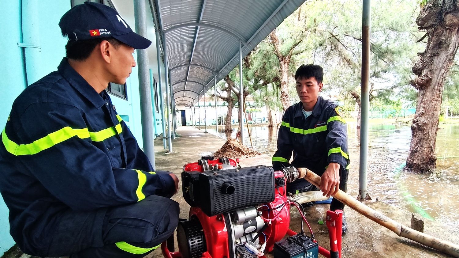 Đội Chữa cháy và Cứu nạn, cứu hộ khu vực 3 hỗ trợ bơm tiêu, thoát nước tại Trường THCS Mê Linh.