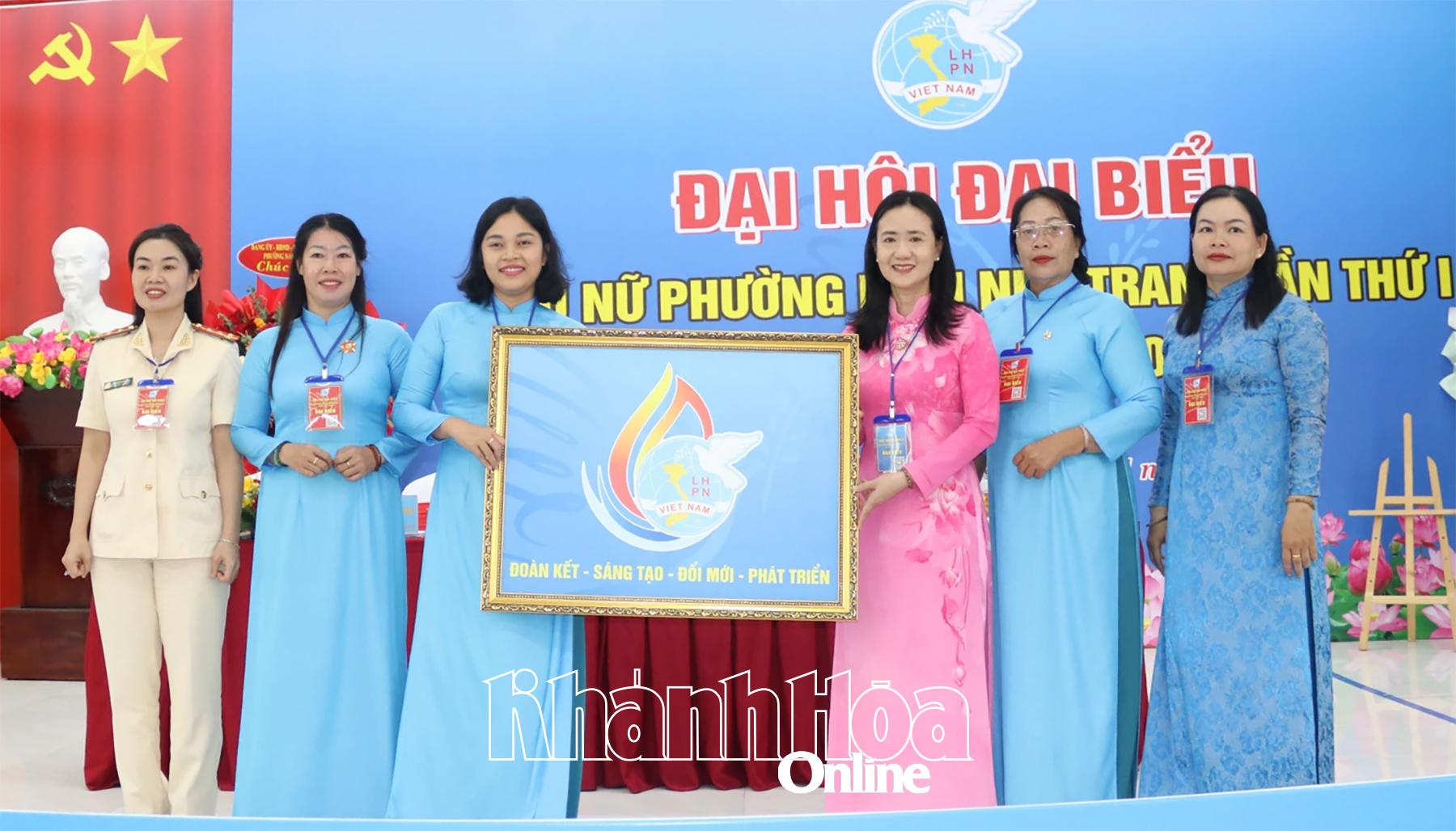 Lãnh đạo Hội Liên hiệp Phụ nữ tỉnh tặng bức tranh chúc mừng đại hội.
