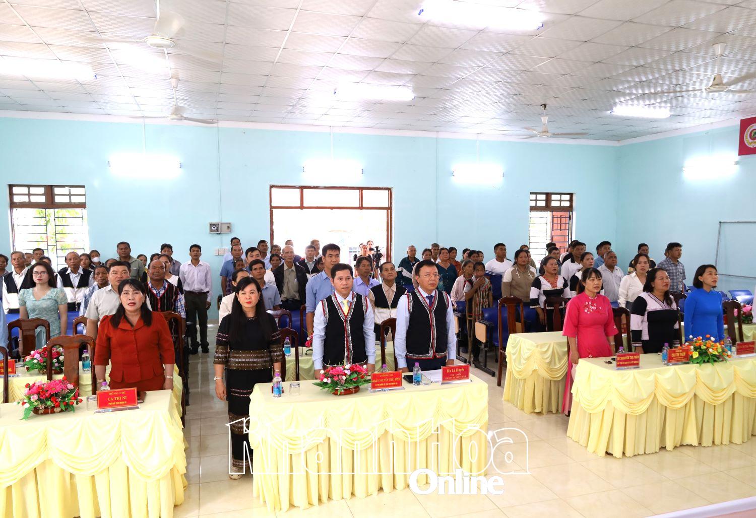 Các đại biểu thực hiện nghi lễ chào cờ.