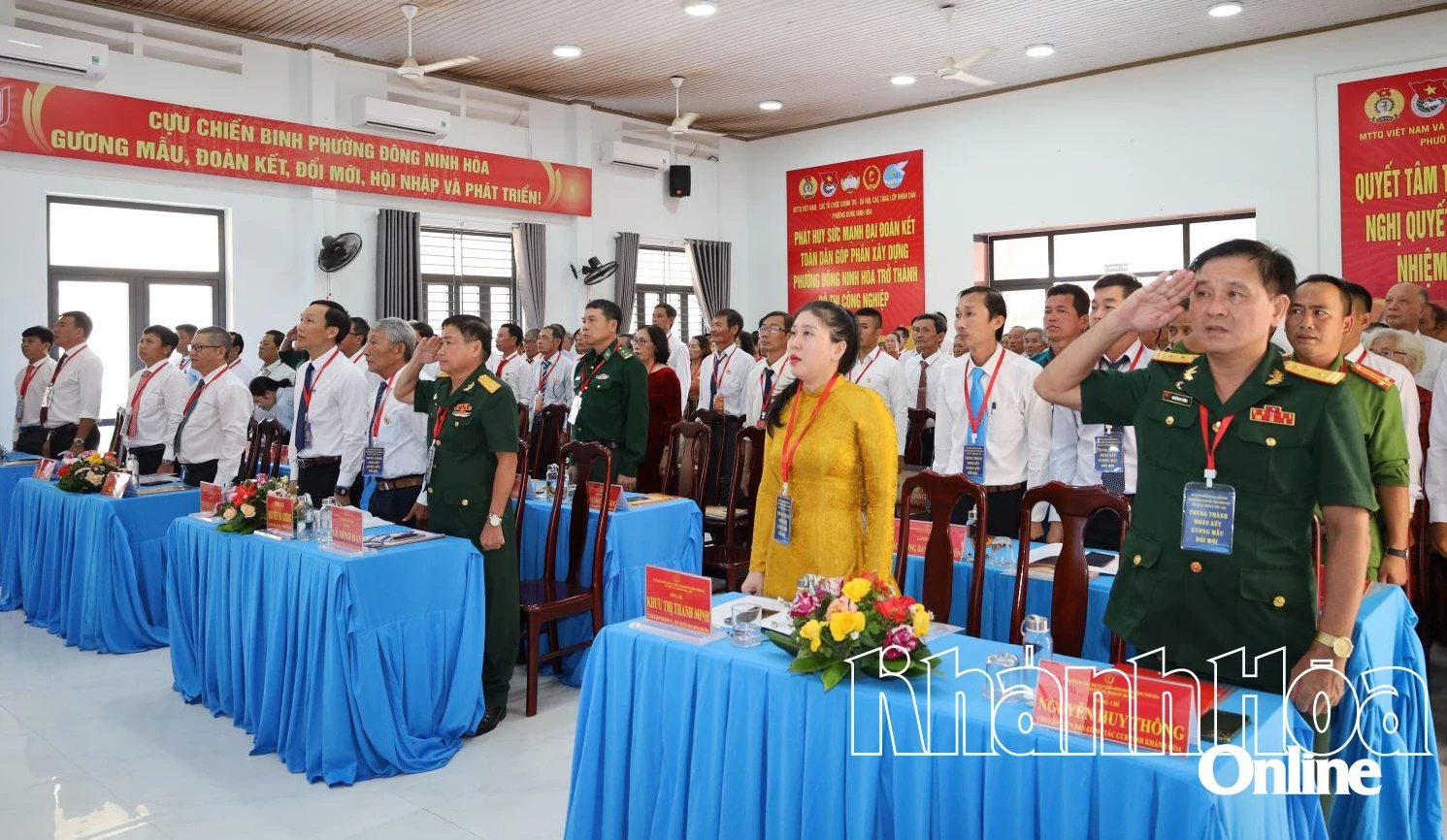 Các đại biểu thực hiện nghi lễ chào cờ.
