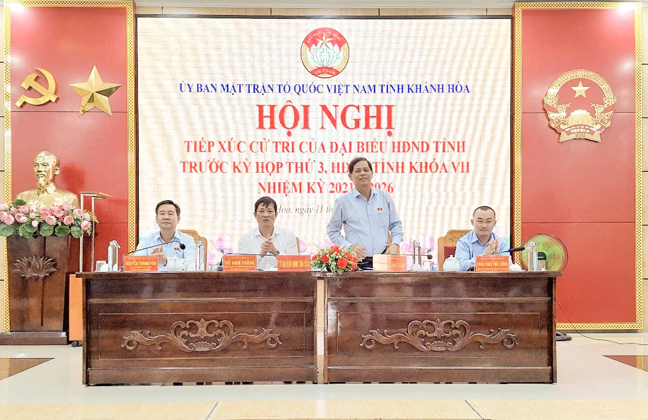 Các đại biểu HĐND tỉnh tiêp xúc cử tri.