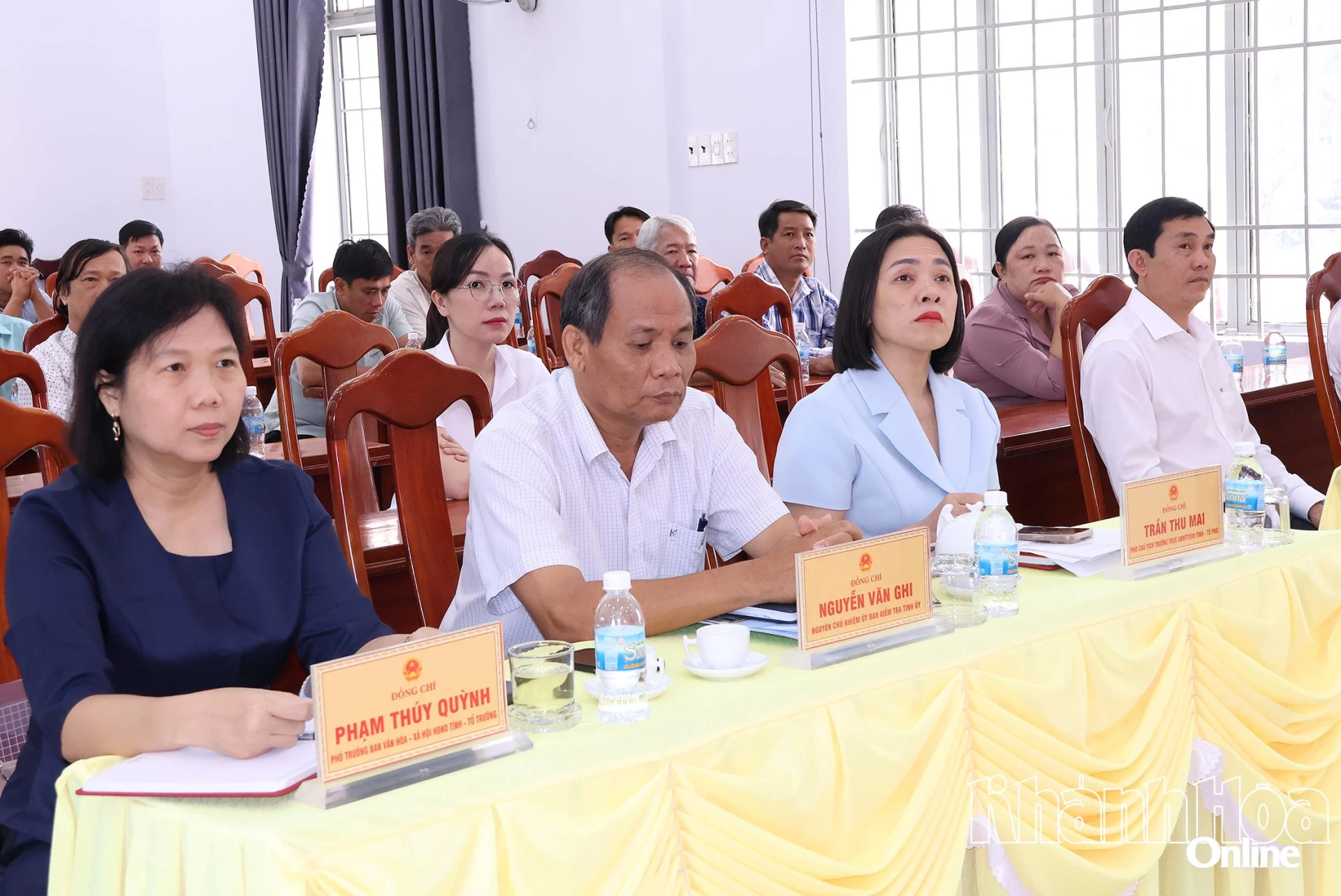 Các đại biểu HĐND tỉnh tại buổi tiếp xúc cử tri.