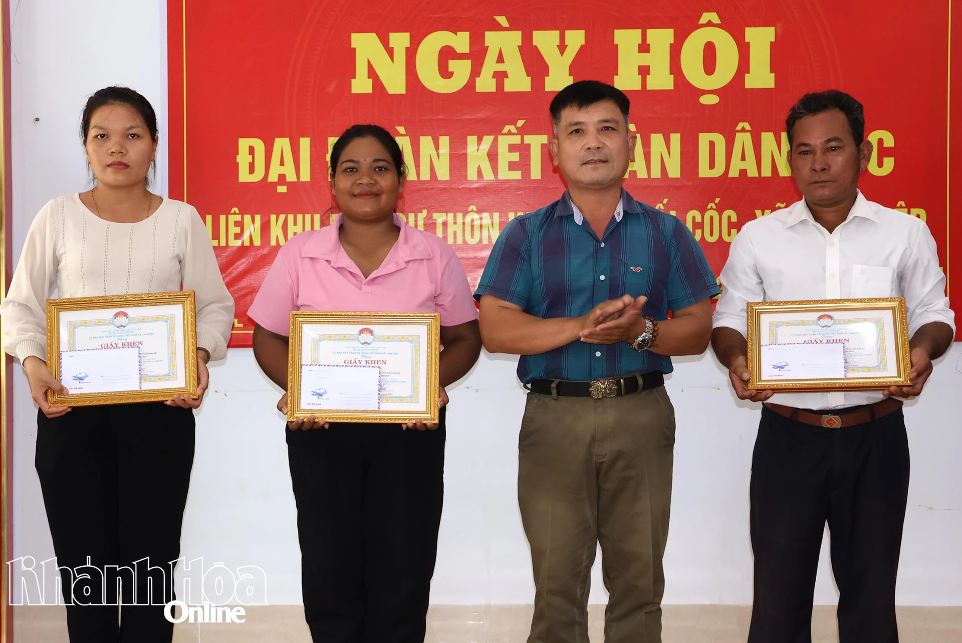 Lãnh đạo Ủy ban MTTQ Việt Nam xã khen thưởng 3 tập thể.