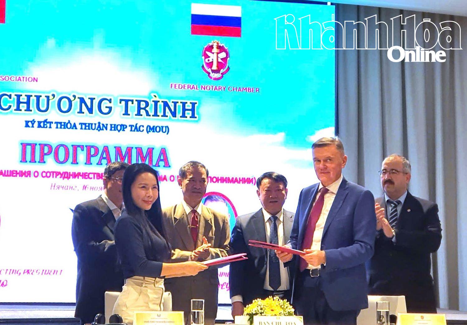 Đại diện Hiệp hội công chứng viên Việt Nam và Hiệp hội Công chứng Liên bang Nga ký kết hợp tác.