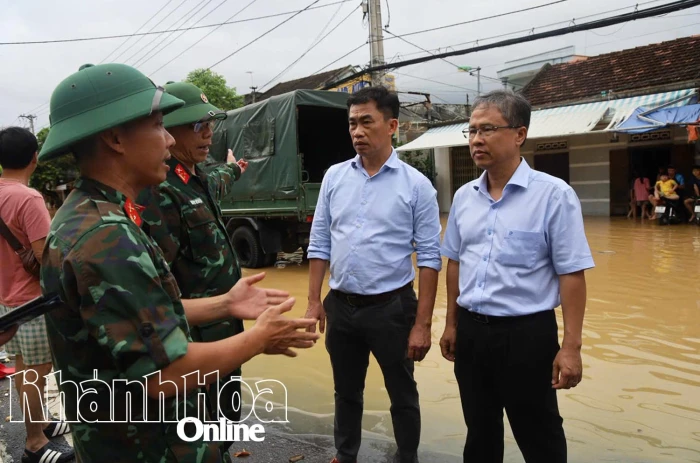 Phó Chủ tịch UBND tỉnh Trần Hòa Nam đôn đốc công tác ứng cứu người dân bị ngập tại phường Tây Nha Trang