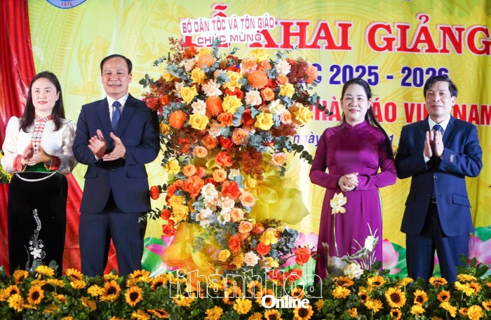 Trường Dự bị Đại học Dân tộc Trung ương Nha Trang khai giảng năm học mới và kỷ niệm Ngày Nhà giáo Việt Nam