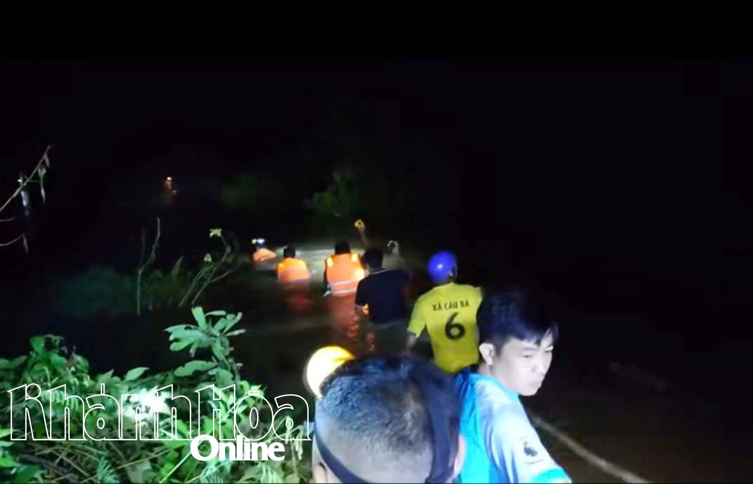 Các lực lượng nỗ lực giải cứu người dân trong đêm.