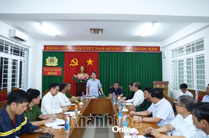 Huy động tối đa lực lượng và phương tiện đưa người dân ra khỏi vùng lũ