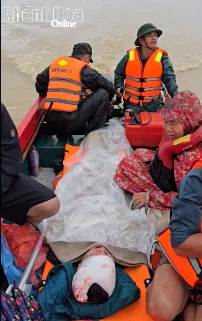 Ban Chỉ huy Phòng thủ khu vực 1 - Ninh Hòa kịp thời dùng ca nô vượt lũ chở người bị nạn đi cấp cứu