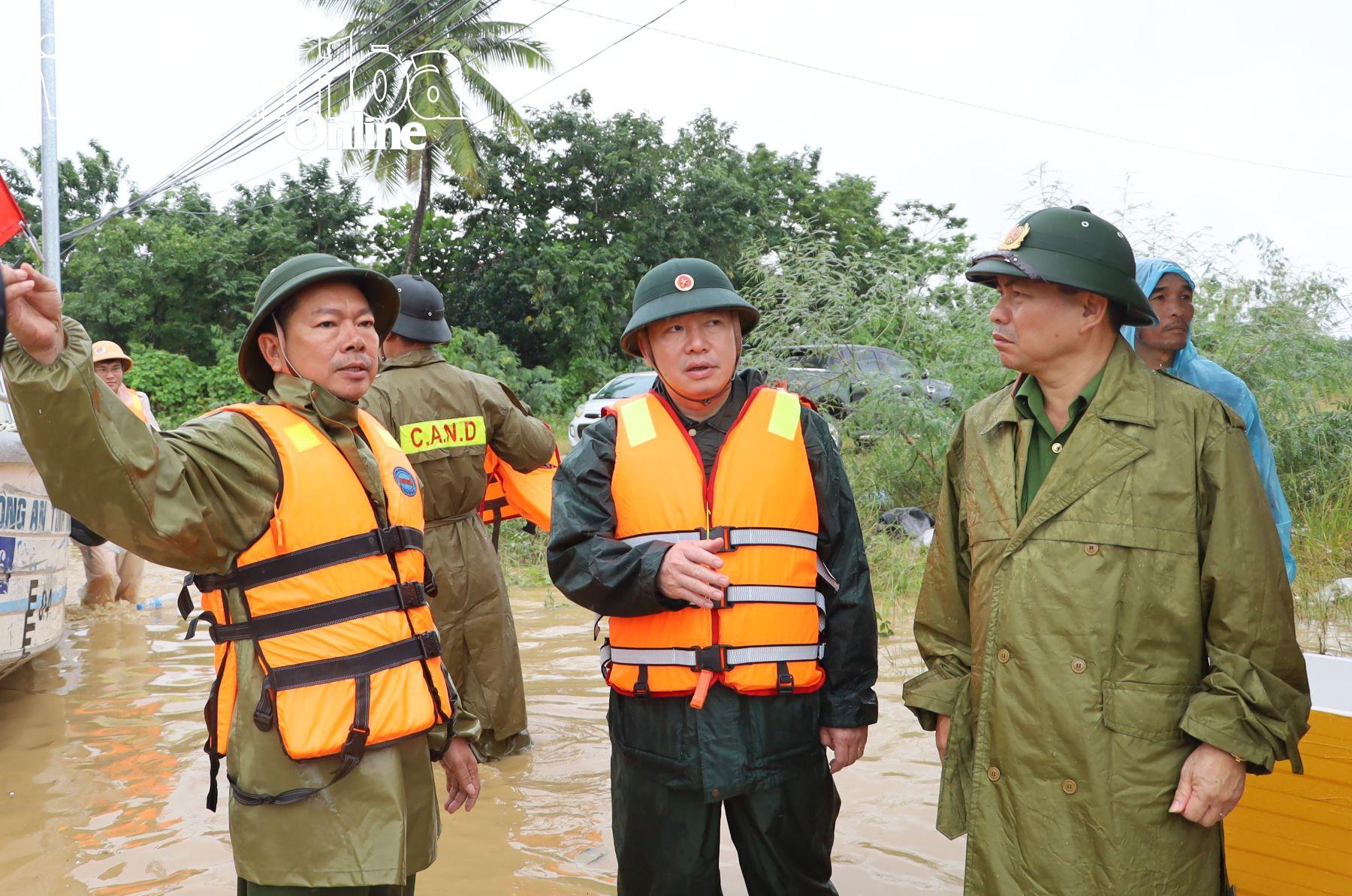 Đồng chí Hồ Xuân Trường kiểm tra công tác ứng cứu người dân tại xã Diên Điền.