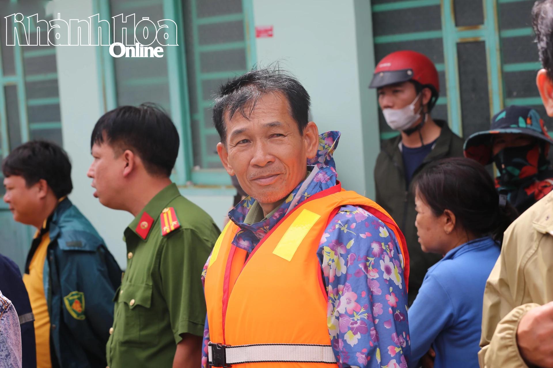 Ông Nguyễn Hoàng Việt thầm lặng cứu nhiều người dân ra khỏi dòng lũ dữ.
