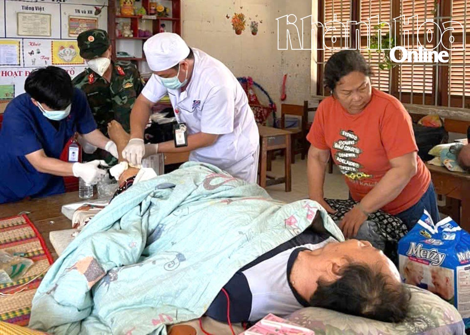 Tổ y tế phối hợp thăm khám cho người dân xã Diên Điền.