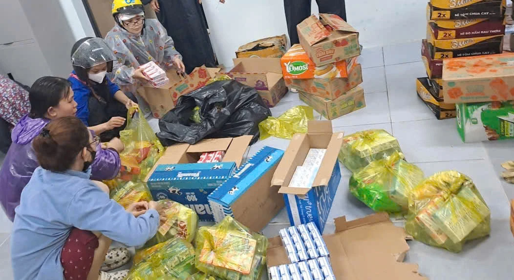 Phụ nữ xã Đại Lãnh chuẩn bị, đóng gói nhu yếu phẩm để hỗ trợ người dân.