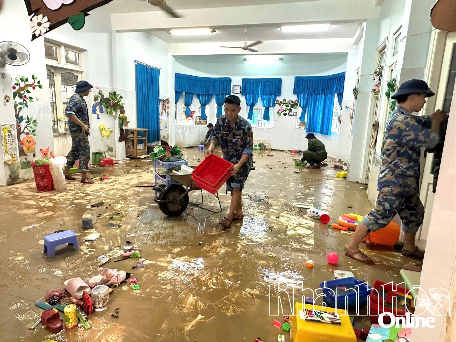 Cán bộ, chiến sĩ dọn vệ sinh Trường mầm non Hoa Phượng, xã Diên Khánh.