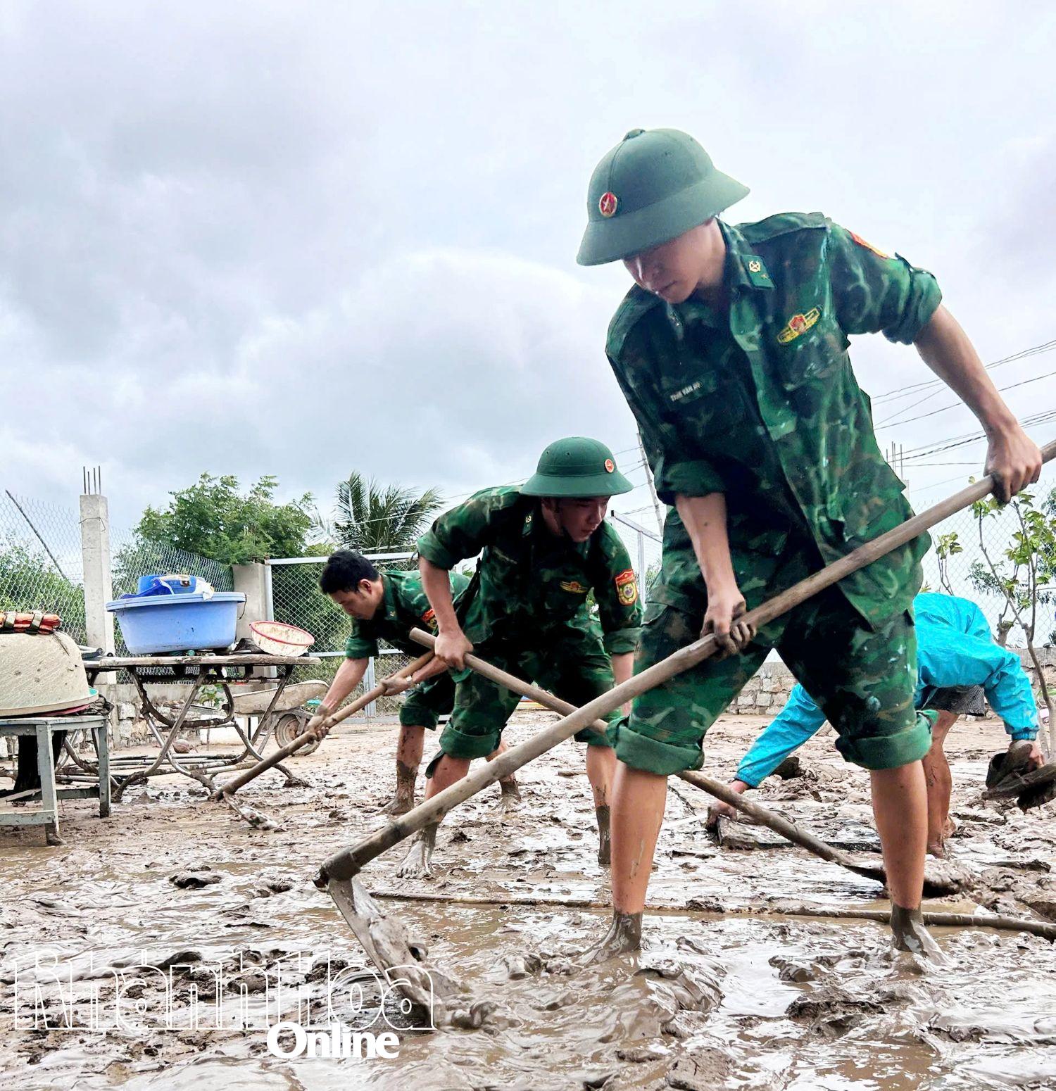 Các lực lượng phường Đông Hải hỗ trợ người dân Tổ dân phố 18 dọn nhà sau mưa lụt.