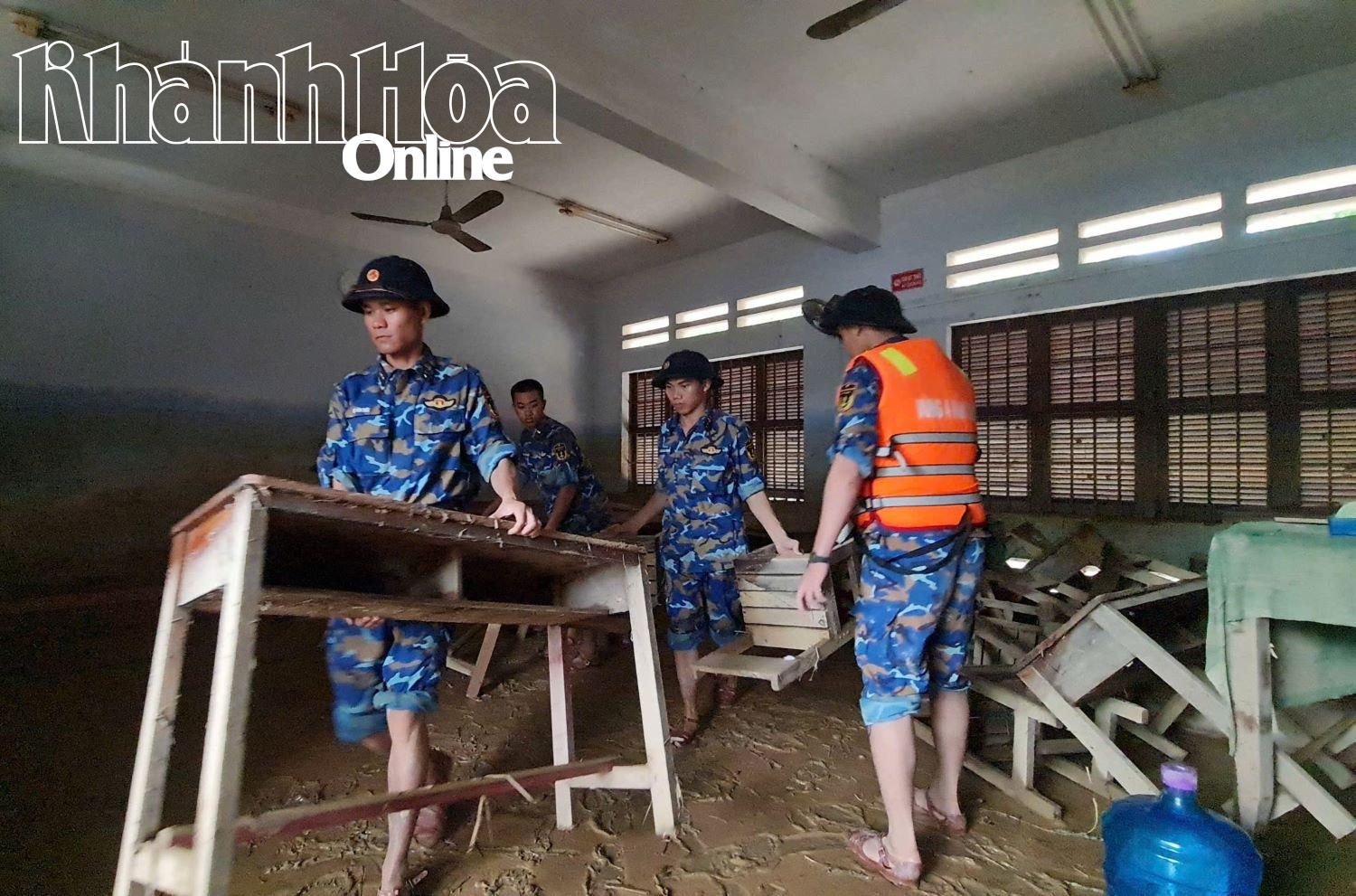 Các chiến sĩ Trung tâm Huấn luyện Vùng 4 Hải quân dọn dẹp tại Trường THCS Trần Quang Khải.