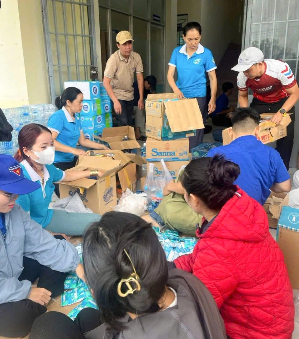 Chuẩn bị, đóng gói hàng hóa gửi tặng người dân.