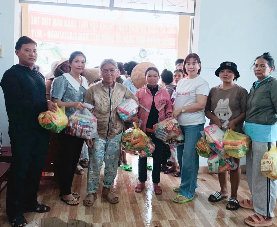 Hội Liên hiệp Phụ nữ xã Suối Dầu tặng quà hỗ trợ người dân thôn Suối Lau 1.