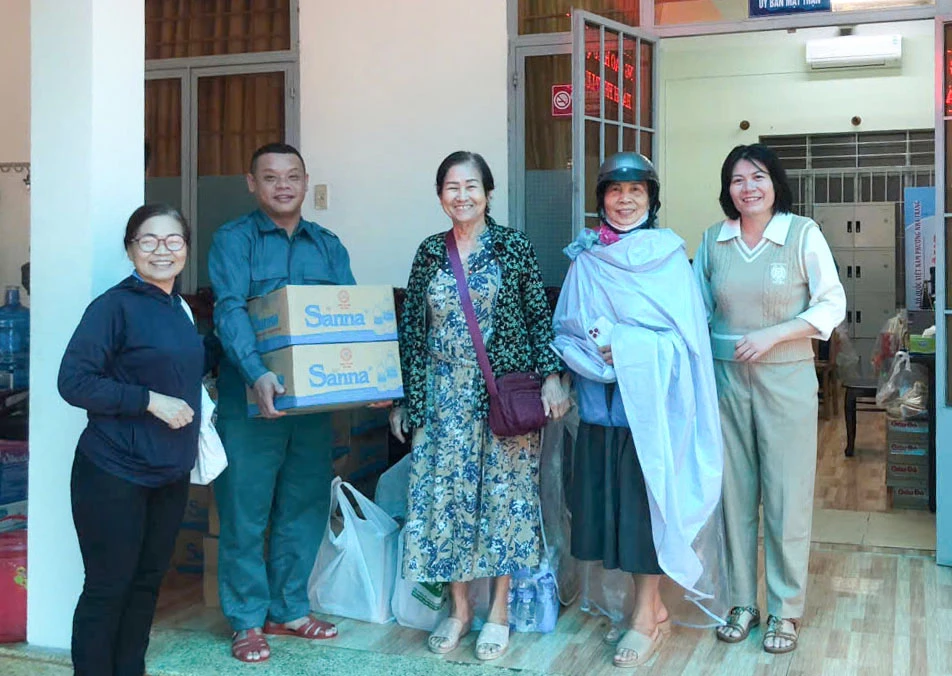 Hội Liên hiệp Phụ nữ phường tiếp nhận quà từ các mạnh thường quân.