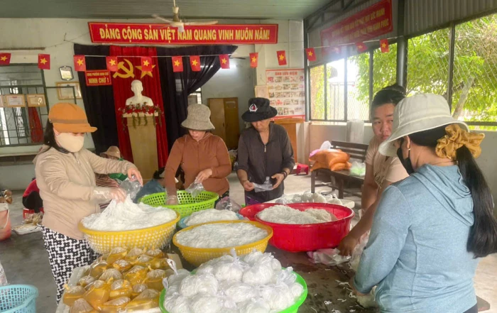 Phụ nữ phường Ninh Chử tặng 1.700 suất ăn và quà cho người dân vùng ngập lụt