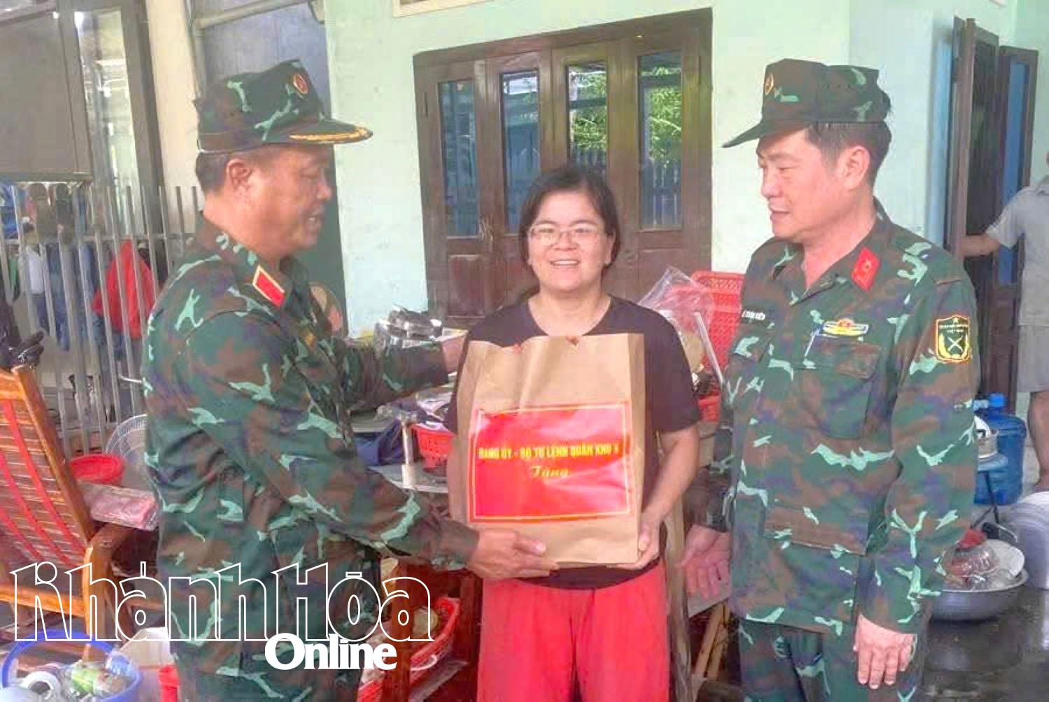 Thiếu tướng Trần Thanh Hải tặng quà cho hộ dân bị thiệt hại nặng.