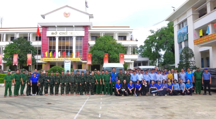 Bộ Chỉ huy Quân sự tỉnh tiếp nhận, phân phối hơn 500 tấn hàng cứu trợ từ TP. Hồ Chí Minh