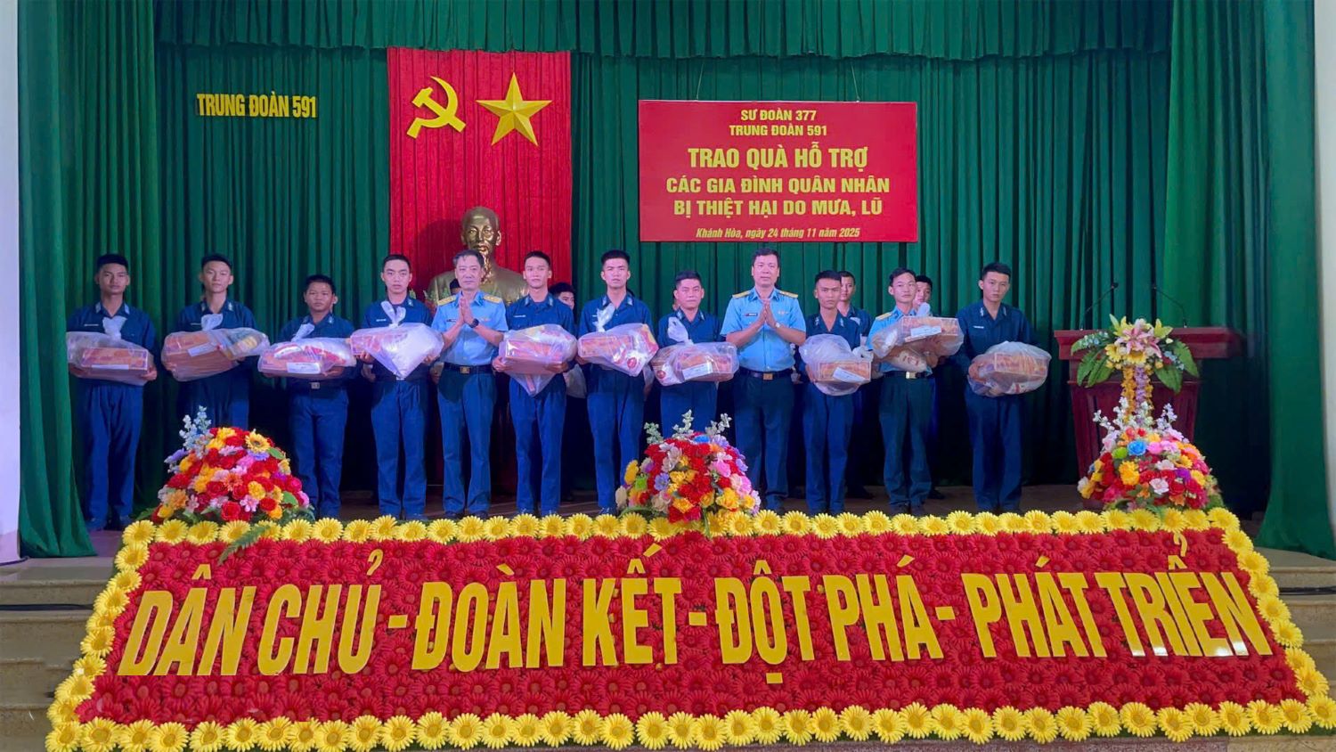 Lãnh đạo trung đoàn trao quà cho các quân nhân có gia đình bị thiệt hại do mưa lũ.