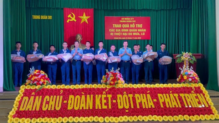 Trung đoàn 591, Sư đoàn Phòng không 377 hỗ trợ các quân nhân có gia đình bị thiệt hại do mưa lũ