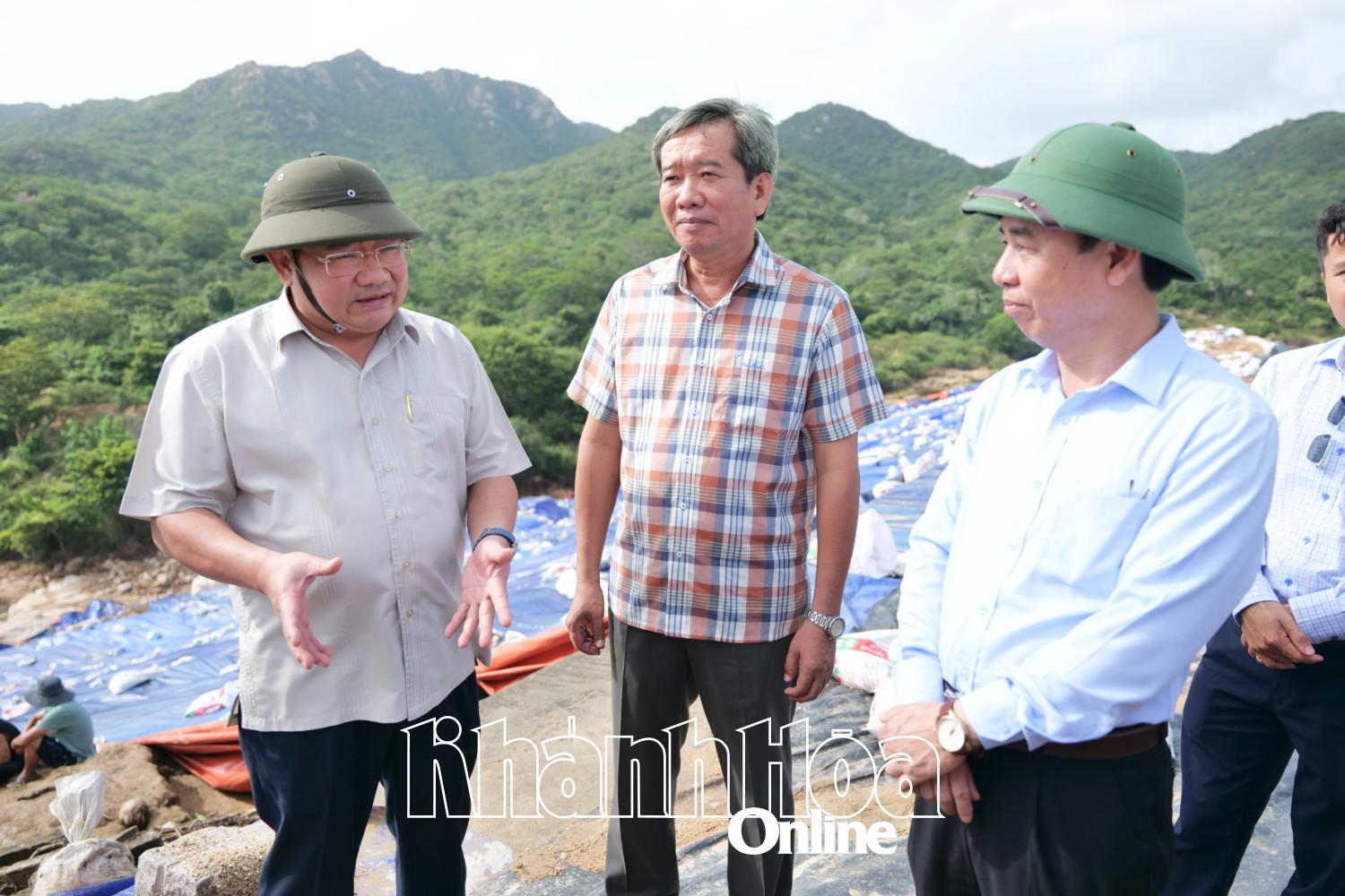 Phó Chủ tịch UBND tỉnh Trịnh Minh Hoàng kiểm tra hồ Nước Ngọt (xã Vĩnh Hải).
