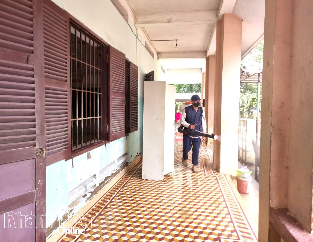 Phun thuốc khử khuẩn tại Trường THCS Trần Quang Khải (xã Diên Điền). 