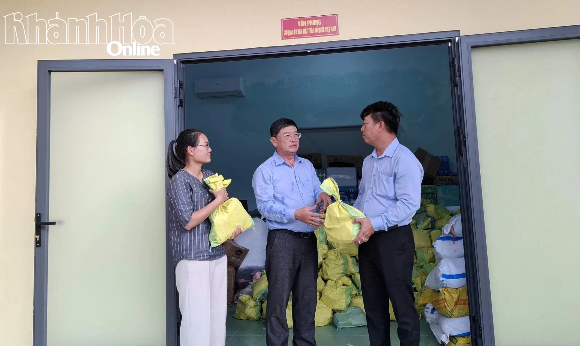 Lãnh đạo Ủy ban MTTQ Việt Nam xã Tân Định tiếp nhận số quà do lãnh đạo Báo và Phát thanh, Truyền hình Khánh Hòa trao.