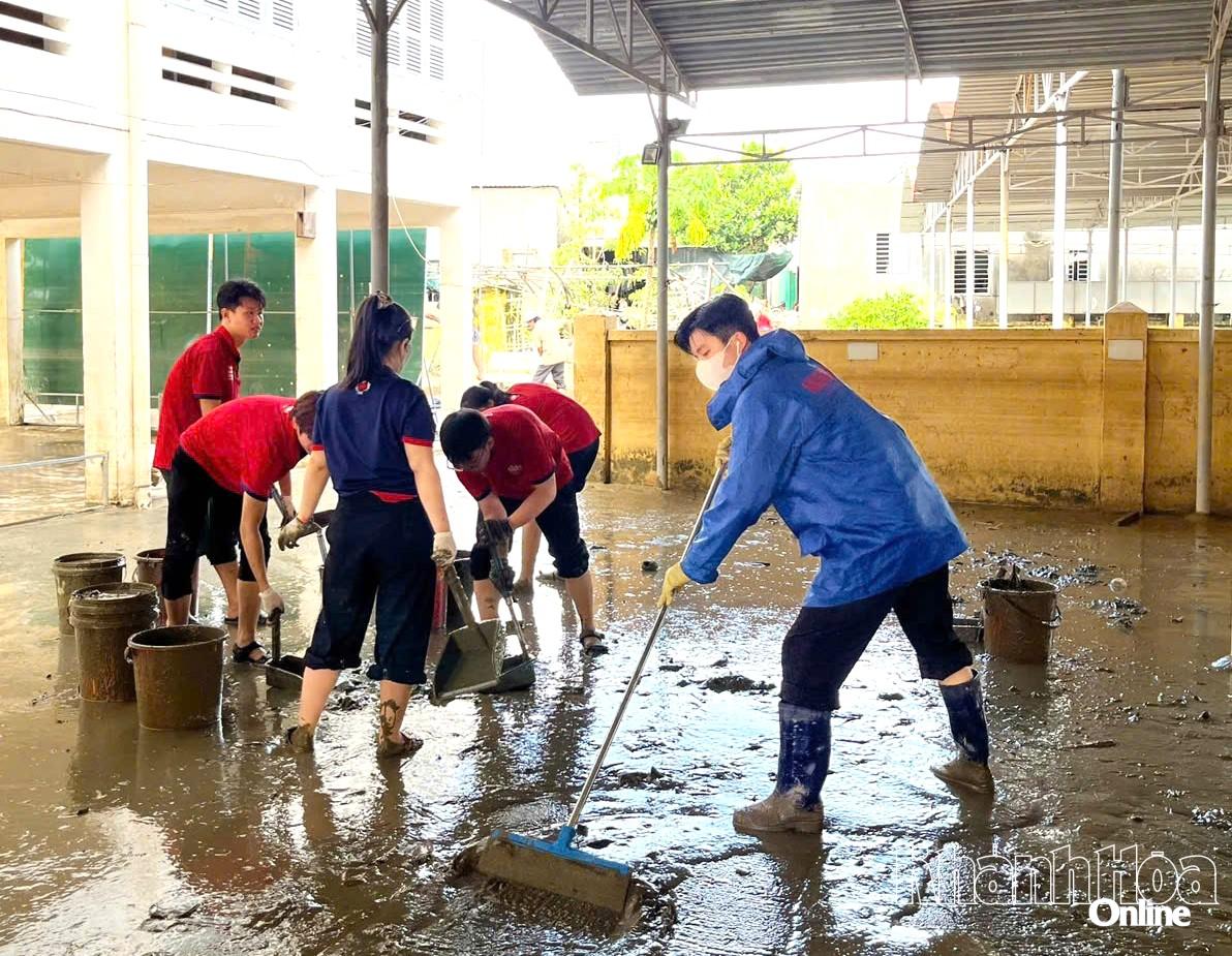 Sinh viên Trường Đại học Thái Bình Dương hỗ trợ dọn dẹp vệ sinh sau lũ tại Trường THPT Hà Huy Tập (phường Tây Nha Trang).