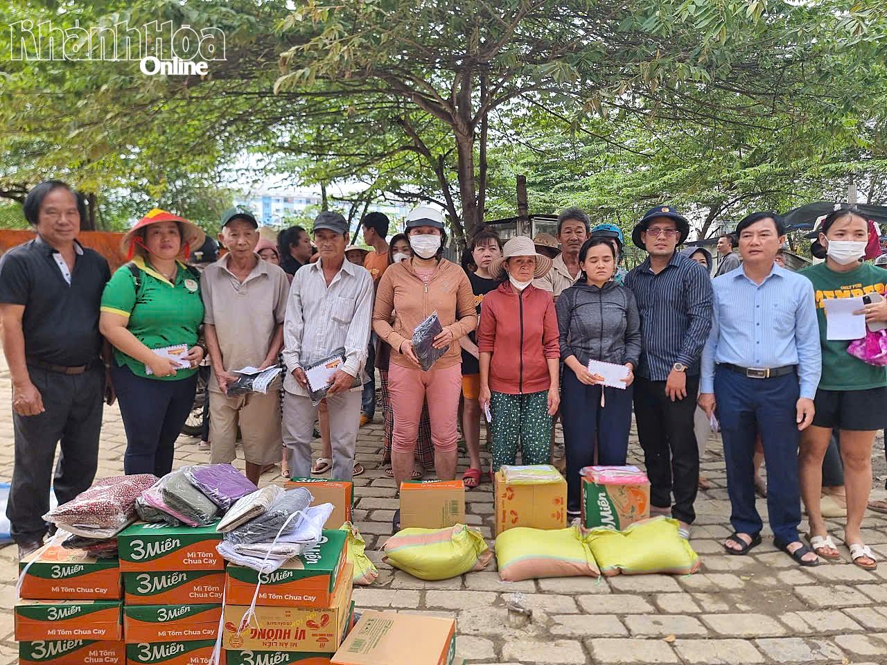 Báo và Phát thanh, Truyền hình Khánh Hòa cùng các đơn vị đồng hành trao quà hỗ trợ cho người dân phường Tây Nha Trang. 