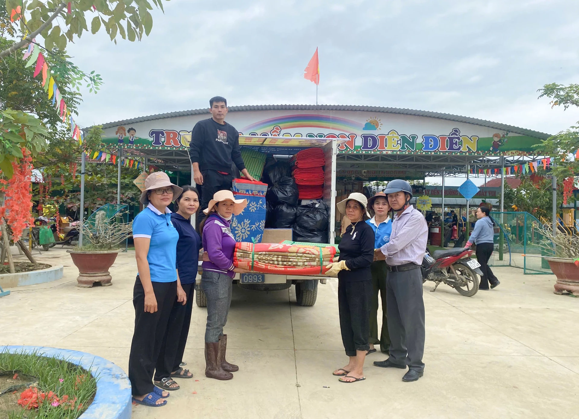 Hội Liên hiệp Phụ nữ xã Cam Lâm trao tặng quà cho Trường mầm non Diên Điền.